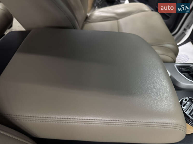 Позашляховик / Кросовер Toyota Sequoia 2013 в Києві