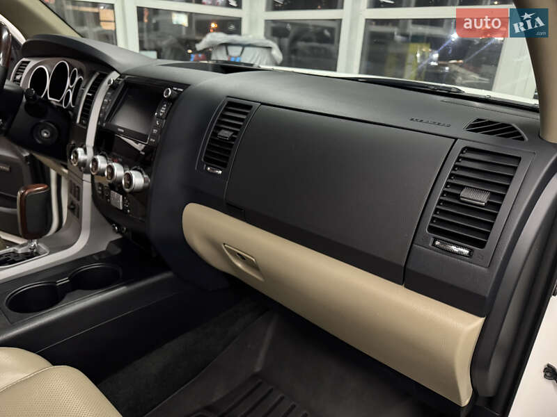 Позашляховик / Кросовер Toyota Sequoia 2013 в Києві