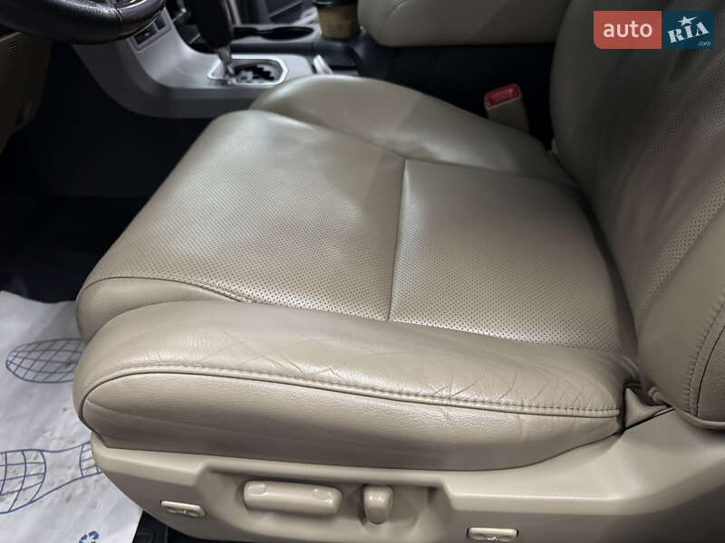 Позашляховик / Кросовер Toyota Sequoia 2013 в Києві