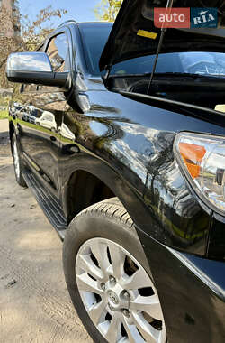 Внедорожник / Кроссовер Toyota Sequoia 2011 в 