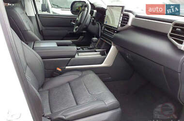 Позашляховик / Кросовер Toyota Sequoia 2023 в 