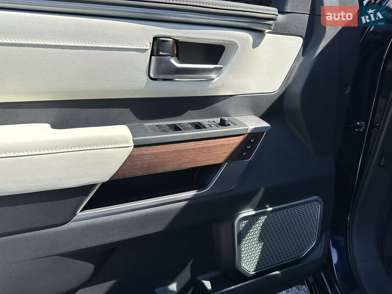 Внедорожник / Кроссовер Toyota Sequoia 2023 в Киеве