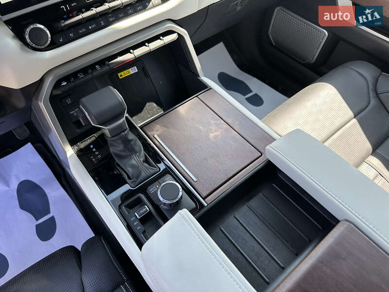 Внедорожник / Кроссовер Toyota Sequoia 2023 в Киеве