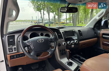 Позашляховик / Кросовер Toyota Sequoia 2011 в 