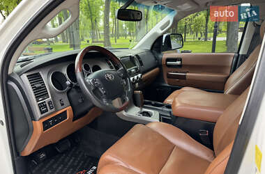 Позашляховик / Кросовер Toyota Sequoia 2011 в 