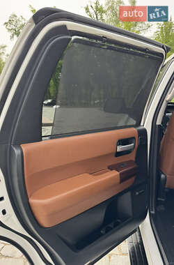 Позашляховик / Кросовер Toyota Sequoia 2011 в 