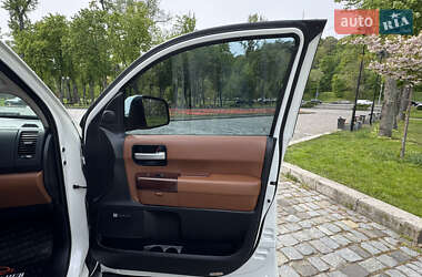 Позашляховик / Кросовер Toyota Sequoia 2011 в 