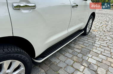 Позашляховик / Кросовер Toyota Sequoia 2011 в 