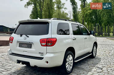 Позашляховик / Кросовер Toyota Sequoia 2011 в 