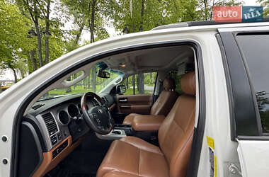 Позашляховик / Кросовер Toyota Sequoia 2011 в 