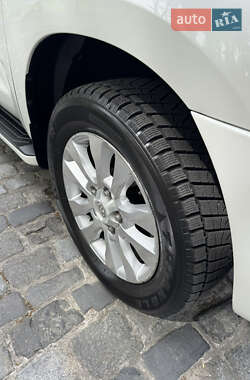 Позашляховик / Кросовер Toyota Sequoia 2011 в 