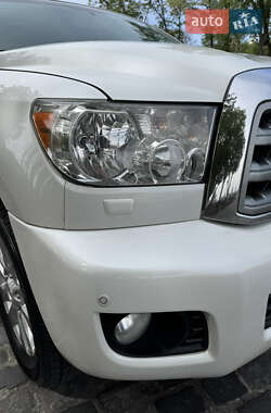 Позашляховик / Кросовер Toyota Sequoia 2011 в 