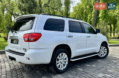 Позашляховик / Кросовер Toyota Sequoia 2011 в 