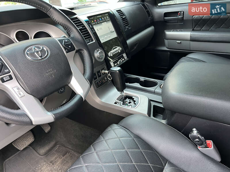 Позашляховик / Кросовер Toyota Sequoia 2015 в Дніпрі