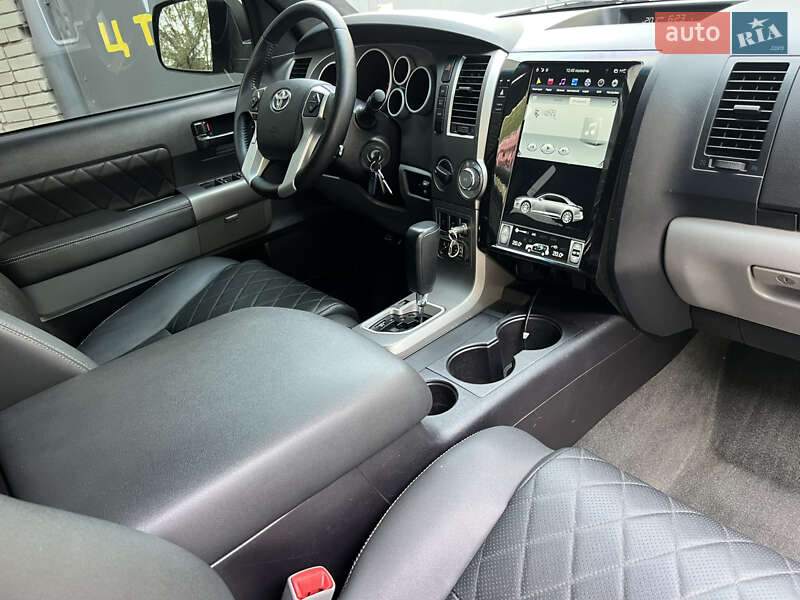 Позашляховик / Кросовер Toyota Sequoia 2015 в Дніпрі