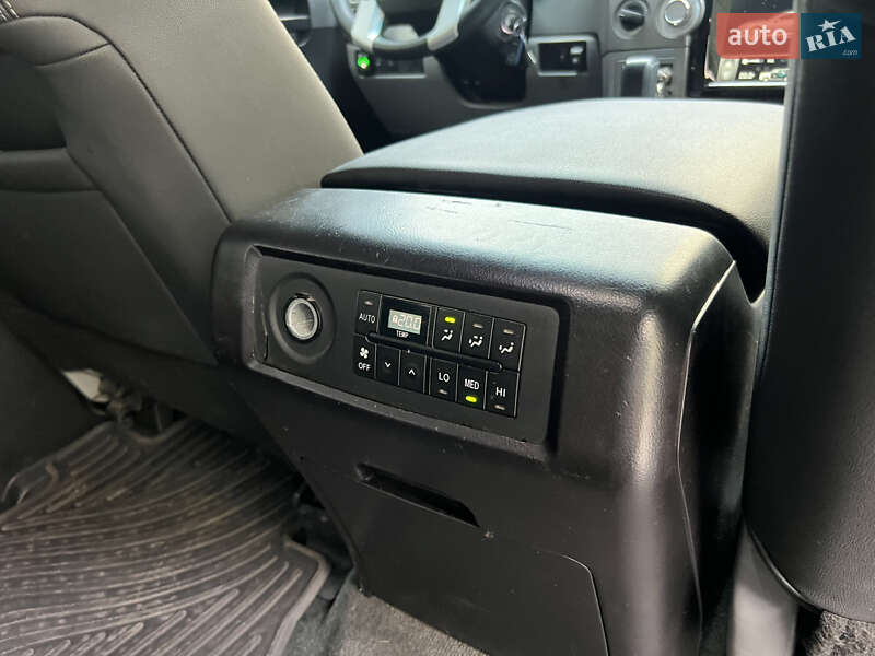 Позашляховик / Кросовер Toyota Sequoia 2015 в Дніпрі