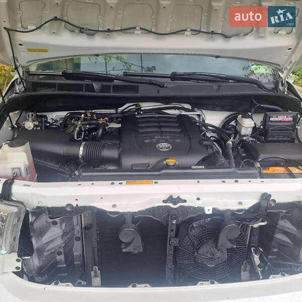 Внедорожник / Кроссовер Toyota Sequoia 2014 в Виннице