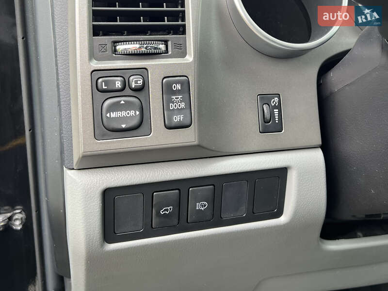 Внедорожник / Кроссовер Toyota Sequoia 2015 в Киеве
