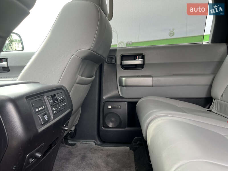 Внедорожник / Кроссовер Toyota Sequoia 2015 в Киеве
