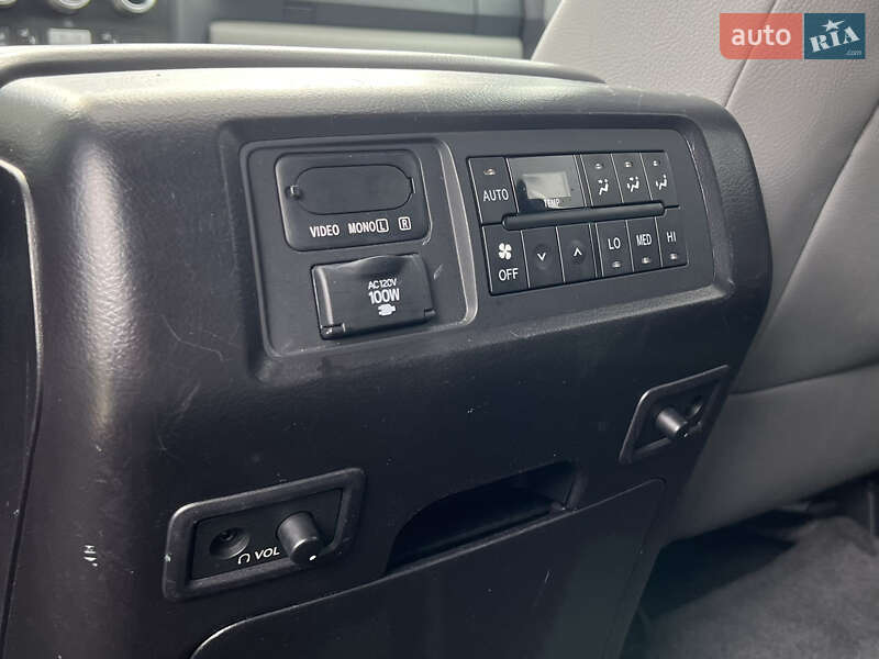 Внедорожник / Кроссовер Toyota Sequoia 2015 в Киеве