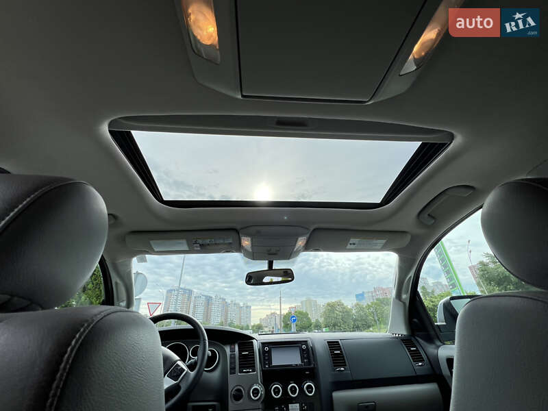 Внедорожник / Кроссовер Toyota Sequoia 2015 в Киеве