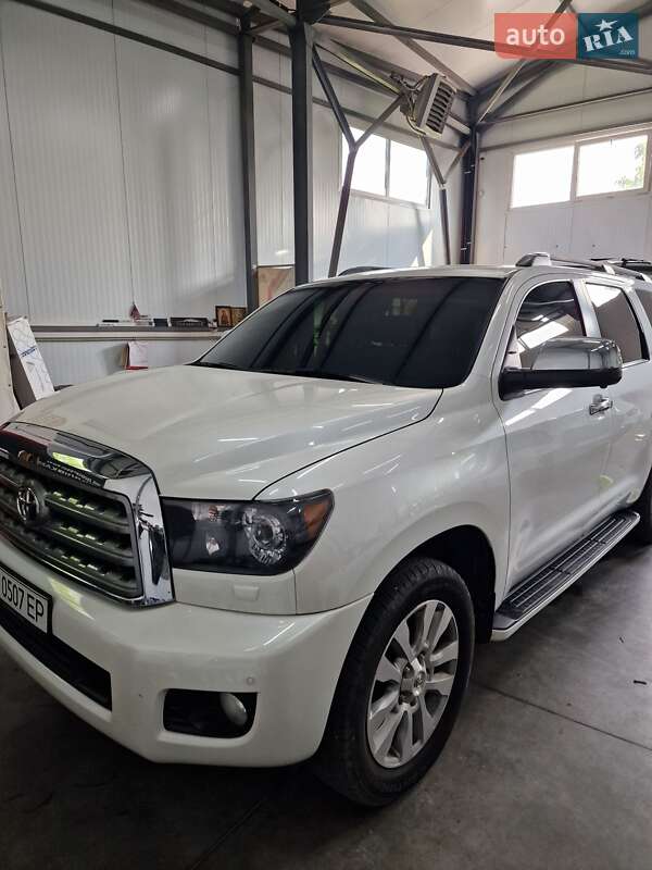 Внедорожник / Кроссовер Toyota Sequoia 2015 в Черновцах