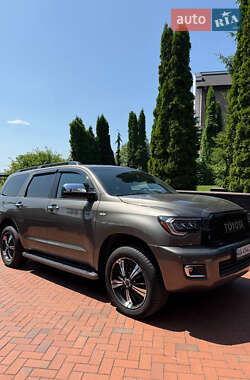 Внедорожник / Кроссовер Toyota Sequoia 2015 в Киеве
