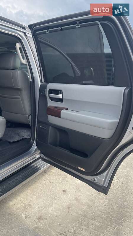 Внедорожник / Кроссовер Toyota Sequoia 2011 в Киеве