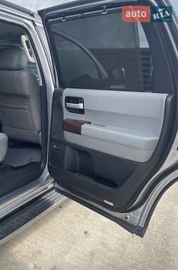 Внедорожник / Кроссовер Toyota Sequoia 2011 в 