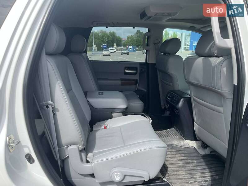 Внедорожник / Кроссовер Toyota Sequoia 2010 в Днепре