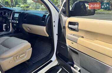 Внедорожник / Кроссовер Toyota Sequoia 2016 в 