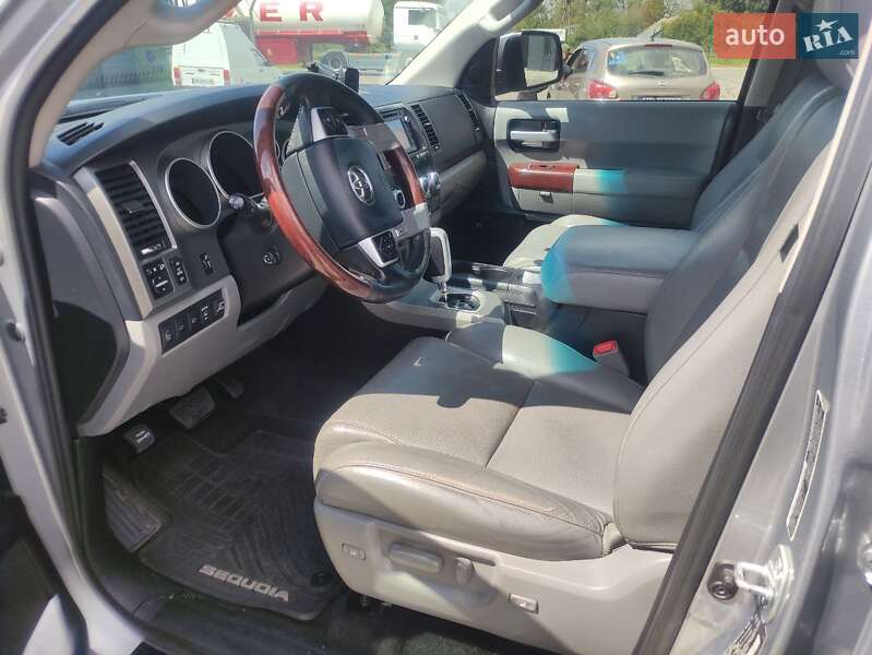 Внедорожник / Кроссовер Toyota Sequoia 2015 в Звягеле фото 10 Внедорожник / Кроссовер Toyota Sequoia 2015 в Звягеле