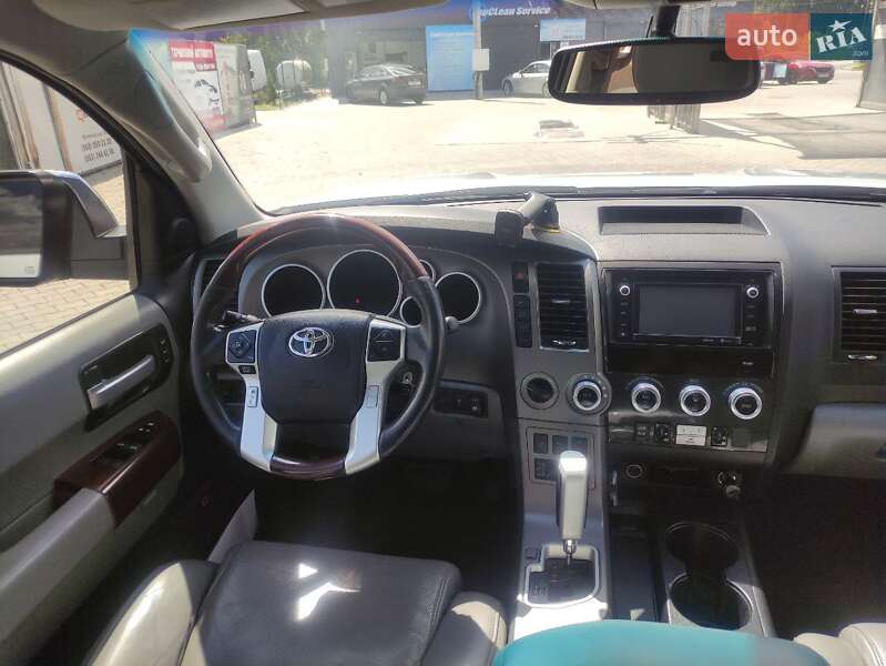 Внедорожник / Кроссовер Toyota Sequoia 2015 в Звягеле фото 12 Внедорожник / Кроссовер Toyota Sequoia 2015 в Звягеле
