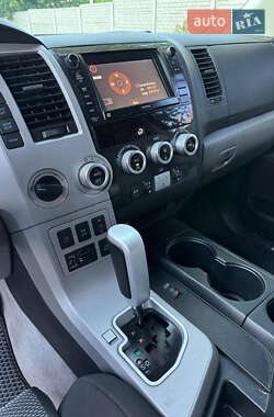 Внедорожник / Кроссовер Toyota Sequoia 2008 в 