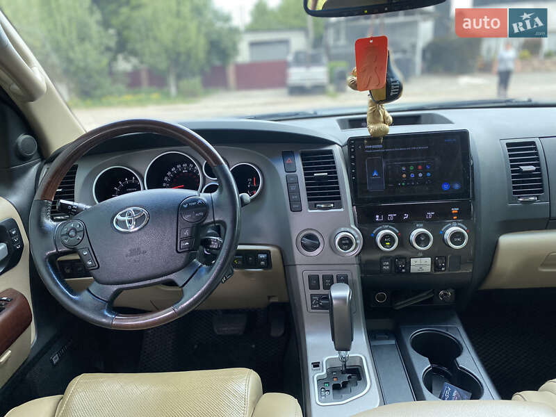 Позашляховик / Кросовер Toyota Sequoia 2012 в Києві