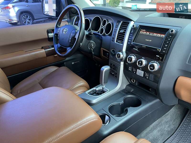 Внедорожник / Кроссовер Toyota Sequoia 2011 в Киеве