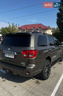 Внедорожник / Кроссовер Toyota Sequoia 2013 в 