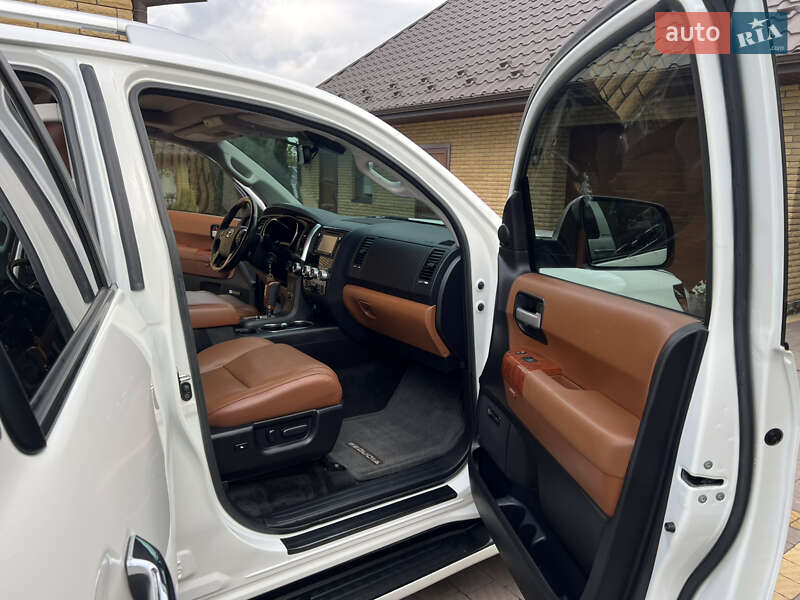 Позашляховик / Кросовер Toyota Sequoia 2018 в Володимирці