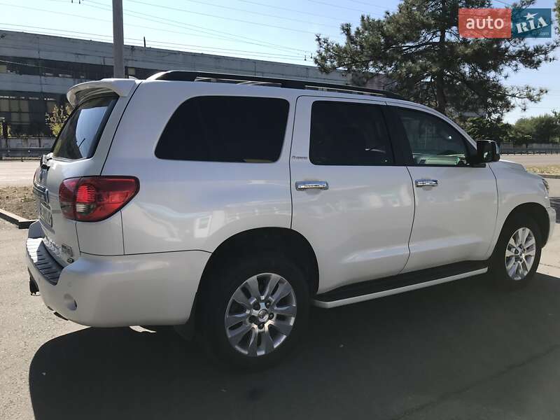 Внедорожник / Кроссовер Toyota Sequoia 2013 в Днепре