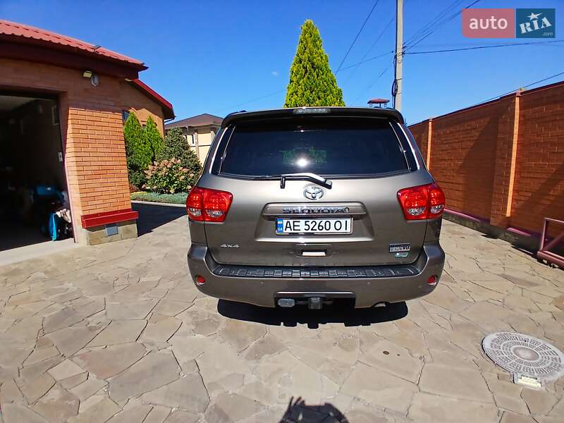 Внедорожник / Кроссовер Toyota Sequoia 2016 в Днепре