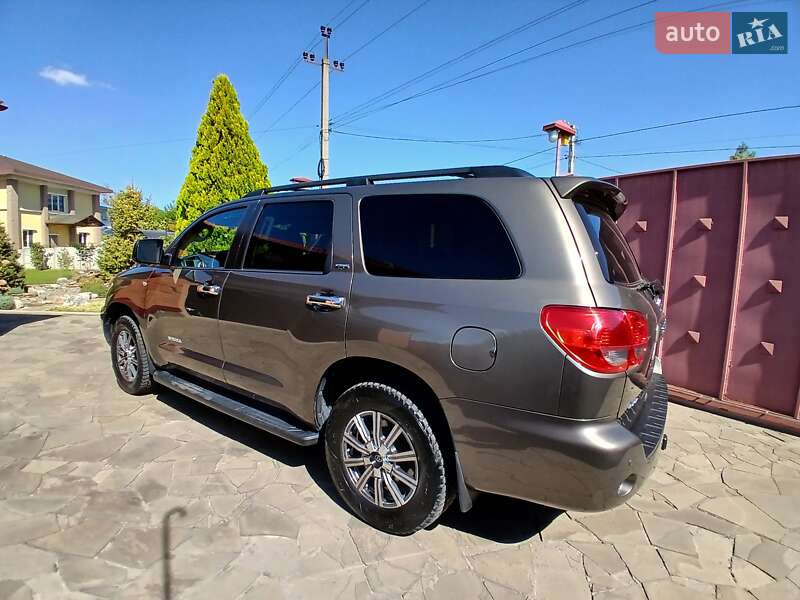 Внедорожник / Кроссовер Toyota Sequoia 2016 в Днепре