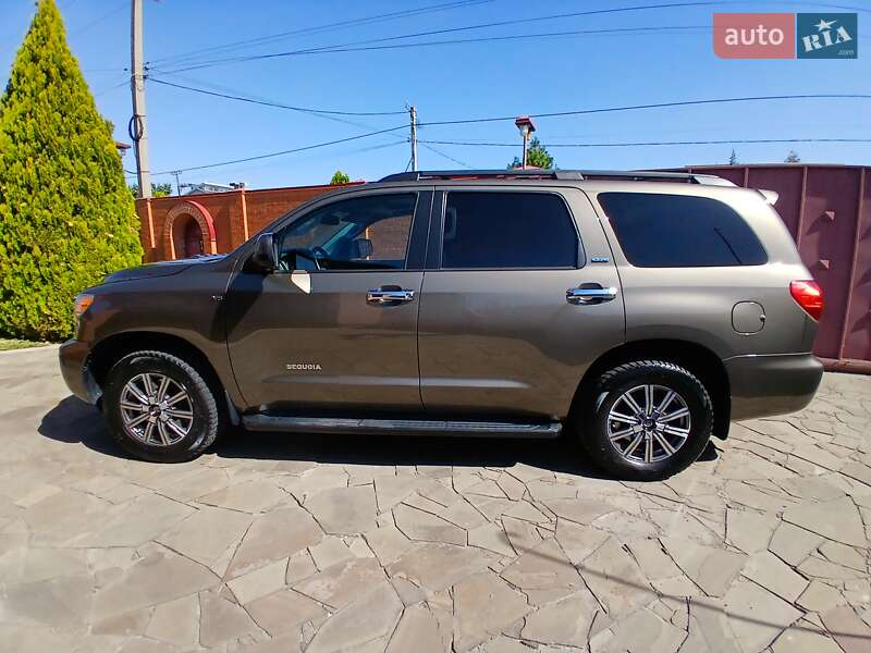 Внедорожник / Кроссовер Toyota Sequoia 2016 в Днепре