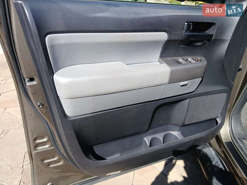 Внедорожник / Кроссовер Toyota Sequoia 2016 в Днепре