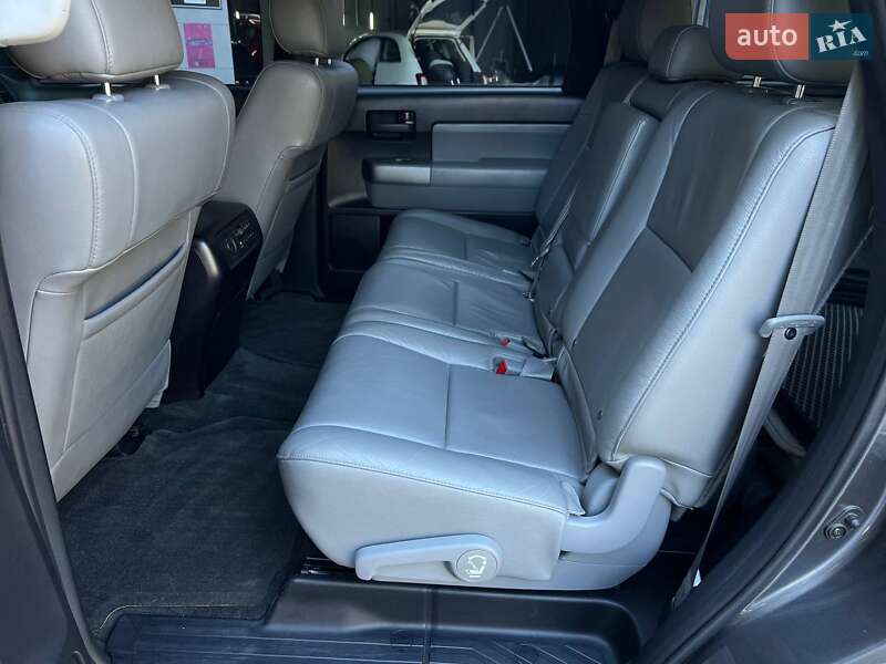 Внедорожник / Кроссовер Toyota Sequoia 2016 в Одессе