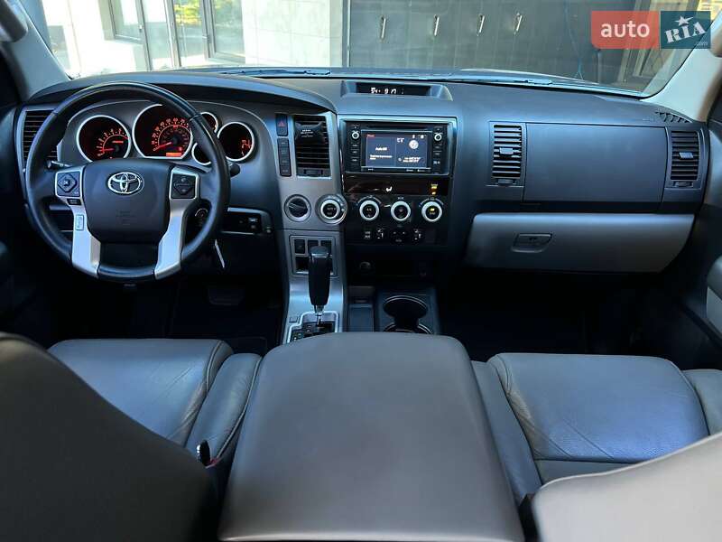 Внедорожник / Кроссовер Toyota Sequoia 2016 в Одессе