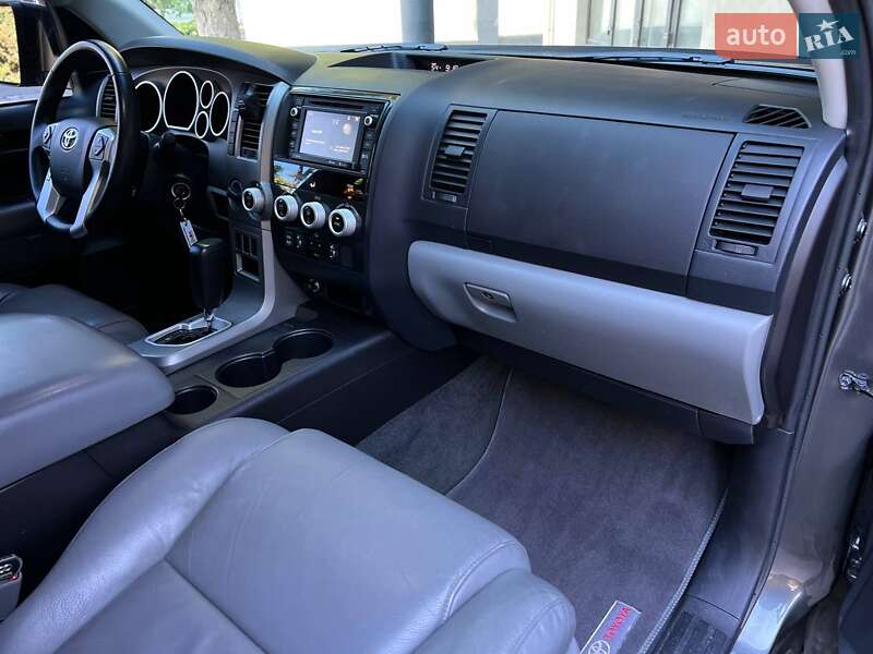 Внедорожник / Кроссовер Toyota Sequoia 2016 в Одессе