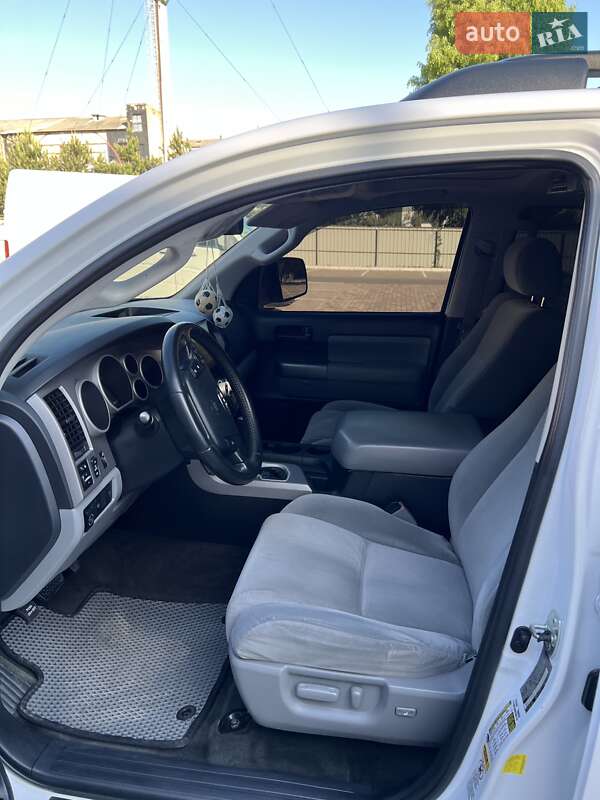 Внедорожник / Кроссовер Toyota Sequoia 2013 в Луцке