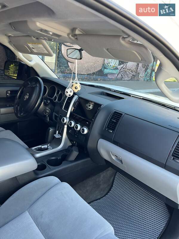Внедорожник / Кроссовер Toyota Sequoia 2013 в Луцке