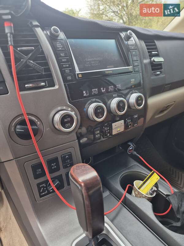 Позашляховик / Кросовер Toyota Sequoia 2011 в Первомайську