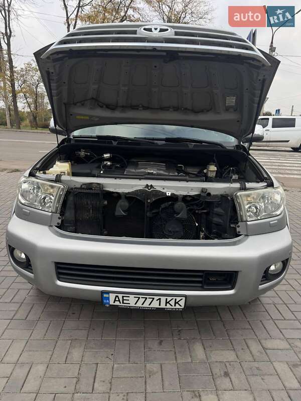 Внедорожник / Кроссовер Toyota Sequoia 2008 в Кривом Роге